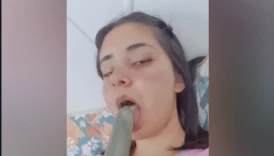 Salatalıkla Aşk Yaşıyor