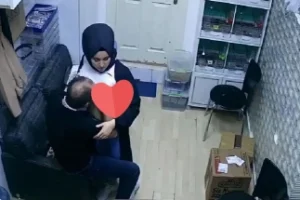 Türbanlı Pet Shop Dükkanında