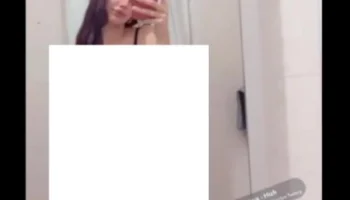 Banyoda Sigara Eşliğinde Kendini Sergileyen Genç