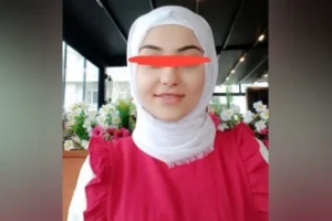 Türbanlı Evli Hatun