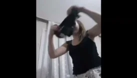 Annesinin jartiyerli fantazi iç çamaşırlarını üstünde deneyen genç