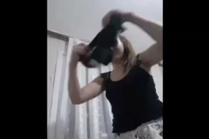 Annesinin jartiyerli fantazi iç çamaşırlarını üstünde deneyen genç