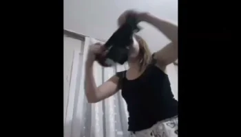 Annesinin jartiyerli fantazi iç çamaşırlarını üstünde deneyen genç