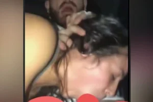 Arabada hatunun ağzına vermiş sikiyor