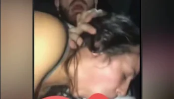Arabada hatunun ağzına vermiş sikiyor