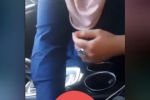 Araçta türbanlı skso ağzına bosalıyor