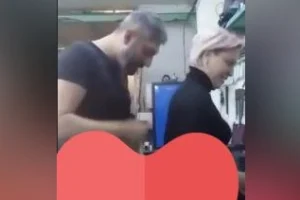 Atölyede yanında çalışan kadını rahat bırakmıyor
