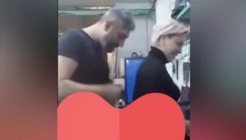 Atölyede yanında çalışan kadını rahat bırakmıyor
