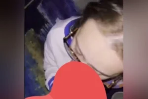 Bu kız tiktokta unluymuş 7-8 tane videosu var içerikte