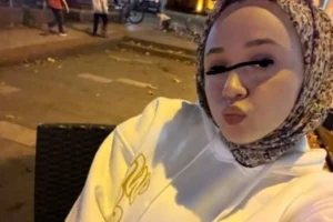 Büyük göğüslü türbanlı