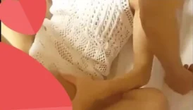 Genç kadını ortaya almışlar sikiyorlar