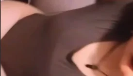 Genç kız ve küçük memeleri