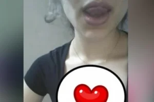 Giresunlu Zeynep Canlı Yayında Dar Mini Etek Jartiyer Giyerek Kendisini Gösteriyor