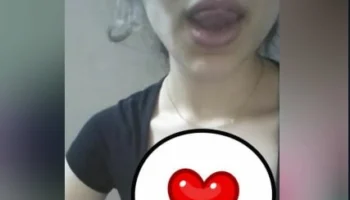 Giresunlu Zeynep Canlı Yayında Dar Mini Etek Jartiyer Giyerek Kendisini Gösteriyor