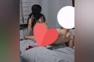 Kız acıyor yeter diye bağırdıkca köklüyor eleman