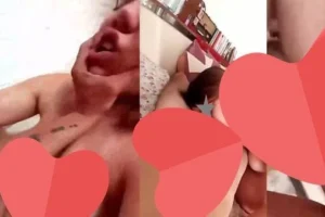 Külodu gülümseyerek sıyırıp sike binmek için istekli