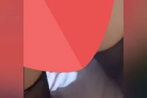 Külotlu çoraplı kızı skiyor
