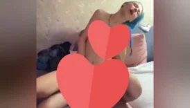 MAVİ SAÇLI ÇITIR KİZ KANKASINA VERİYOR