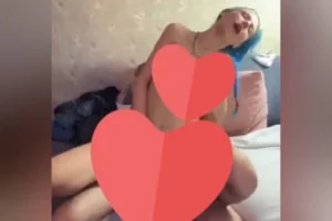 MAVİ SAÇLI ÇITIR KİZ KANKASINA VERİYOR