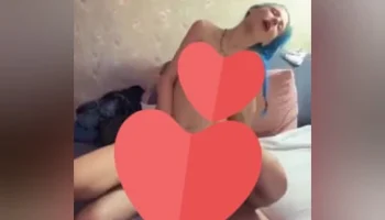 MAVİ SAÇLI ÇITIR KİZ KANKASINA VERİYOR