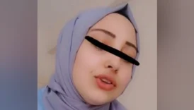 Türbanlı Kız Kendiyle Oynaşıyor