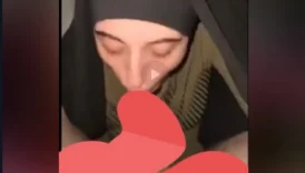 Türbanlı güzellik sik yalamayı seviyor