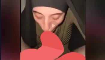 Türbanlı güzellik sik yalamayı seviyor