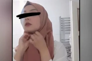Türbanlı kızın küçük memisleri çok tatlı