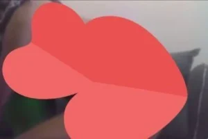 küçük kardeşinin oyuncak atıyla skişen zgın