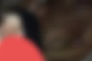 Kızı Kucağına Oturtmuş Diğeride Ayakta Ağzına Vermiş