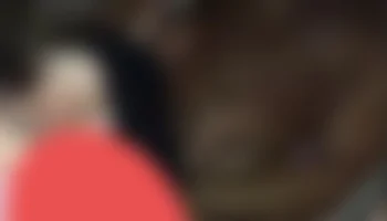 Kızı Kucağına Oturtmuş Diğeride Ayakta Ağzına Vermiş