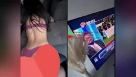Adamdaki keyfe bakarmısın tvde beyaz futbolu izliyor ve manken gibi kızı sikiyor