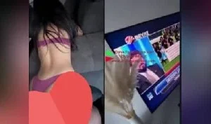 Adamdaki keyfe bakarmısın tvde beyaz futbolu izliyor ve manken gibi kızı sikiyor
