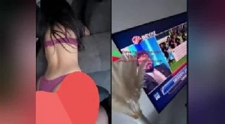 Adamdaki keyfe bakarmısın tvde beyaz futbolu izliyor ve manken gibi kızı sikiyor