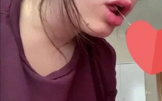 Annesi Yan Komşudayken Sevgilinin Evinde Sakso Çektirip Sikiyor