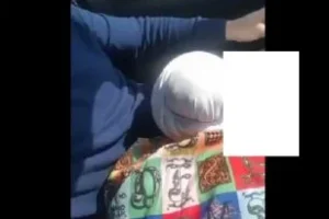 Arabada Türbanlının Ağzına Veriyor