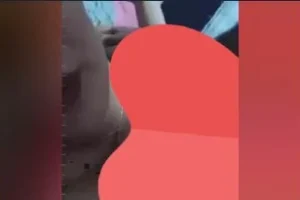 Ateşli Hatun Önce Sırt Üstü Yatıp Veriyor Sonra Domalıp Sktiriyor