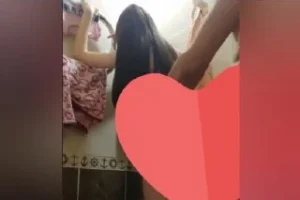 Bak abin öğrenirse ikimizde yanarız. Banyoda yengeyi fena sikiyor