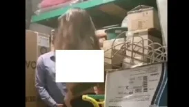BİM'de yakalanan kız kasiyere vererek kurtuluyor
