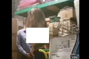 BİM'de yakalanan kız kasiyere vererek kurtuluyor