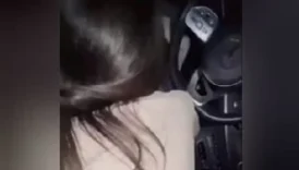 Çıtır kızı arabada sakso yaptırıp sikiyor