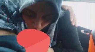 Denizli’den Türbanlı Güler Sevgilisine Arabada Sakso Çekiyor