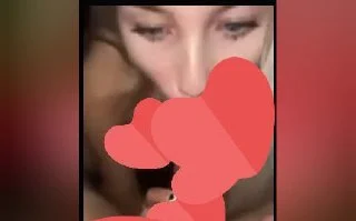 Elinin altında sevişerek yaladığı aletle gırtlak yapamayan sarışın çıtır