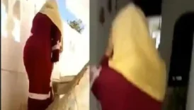 Eve attığı türbanlı kadını