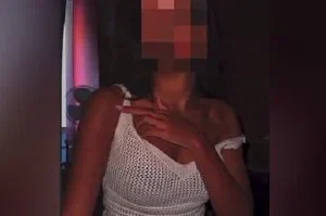 Fıstık gibi esmer kızı bi güzel yalayıp çatır çatır sikiyor