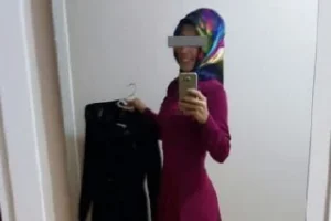 Genç kızın kıyafet denemeleri