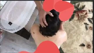 Hataylı Füsunu kocası gidince tokmakçısı salonun ortasında halıya domaltıp sikiyor