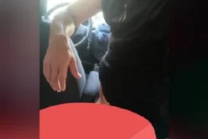 Kardeşimiz manitayı arabaya atmış tatlı tatlı basıyor