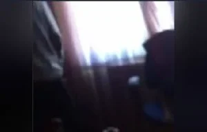 Kız sevgilisiyle skisirken odaya kardeşi giriyor