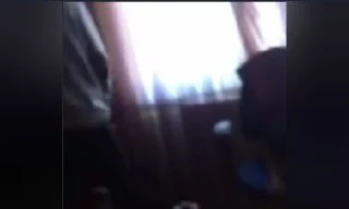 Kız sevgilisiyle skisirken odaya kardeşi giriyor